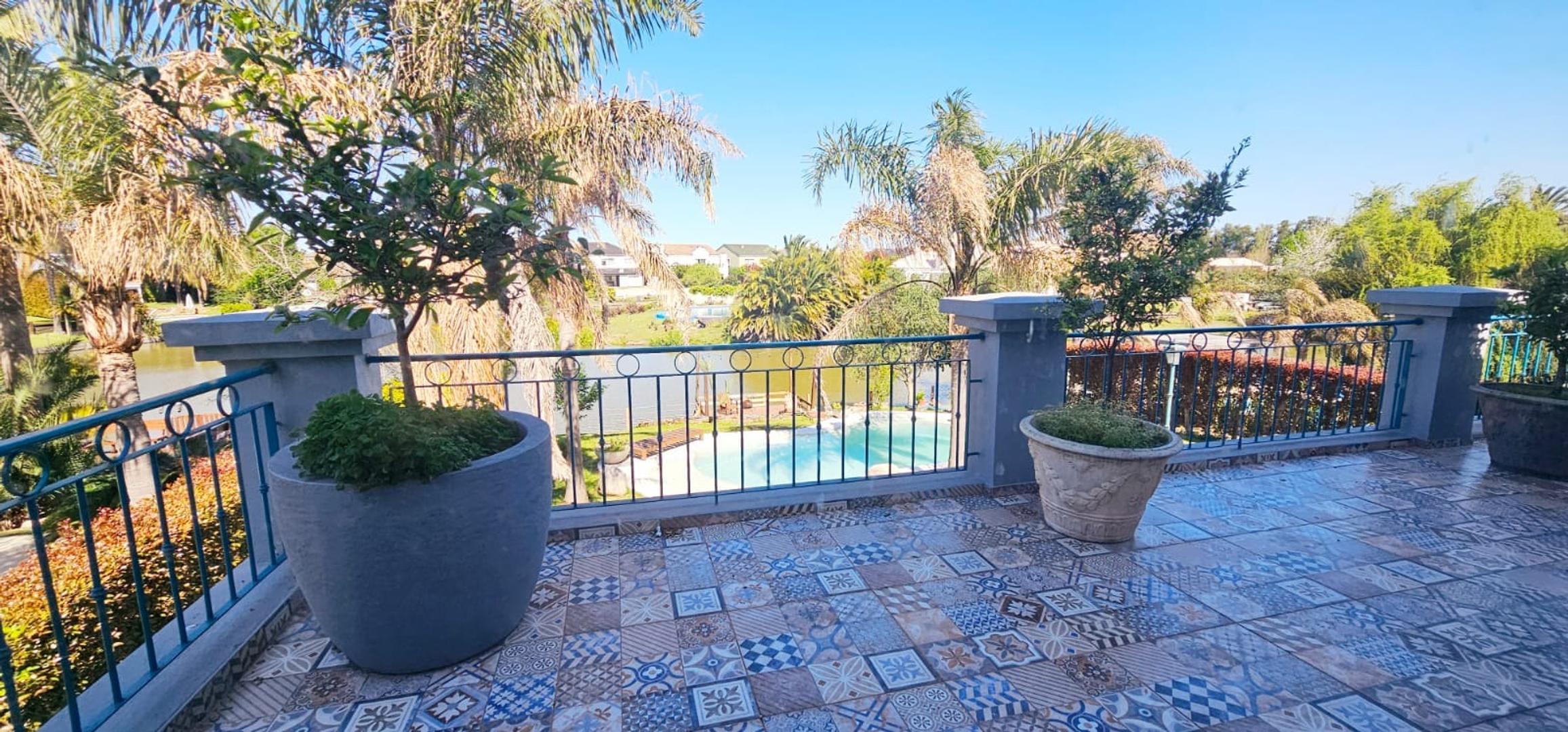 Casa en Alquiler con 2 cocheras