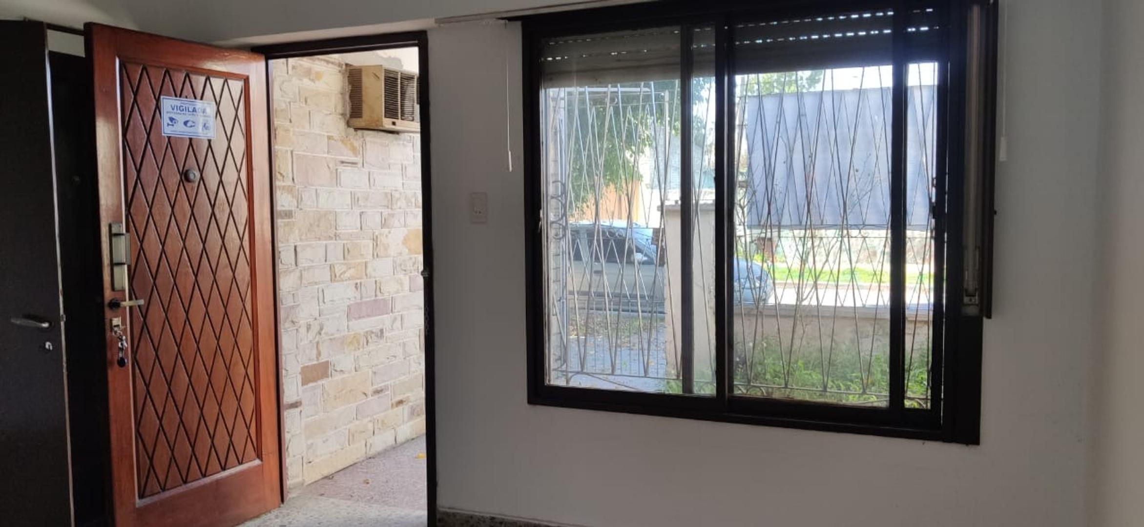 Casa 2 ambientes con 2 baños