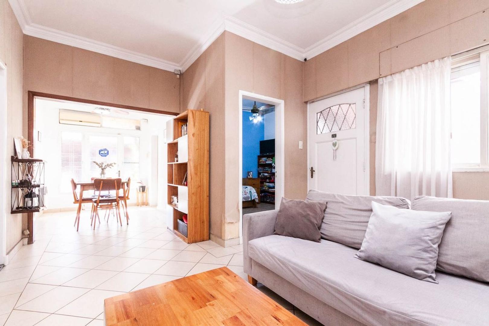 VENTA CASA  4 AMB  LANUS CON QUINCHO PATIO LOCAL