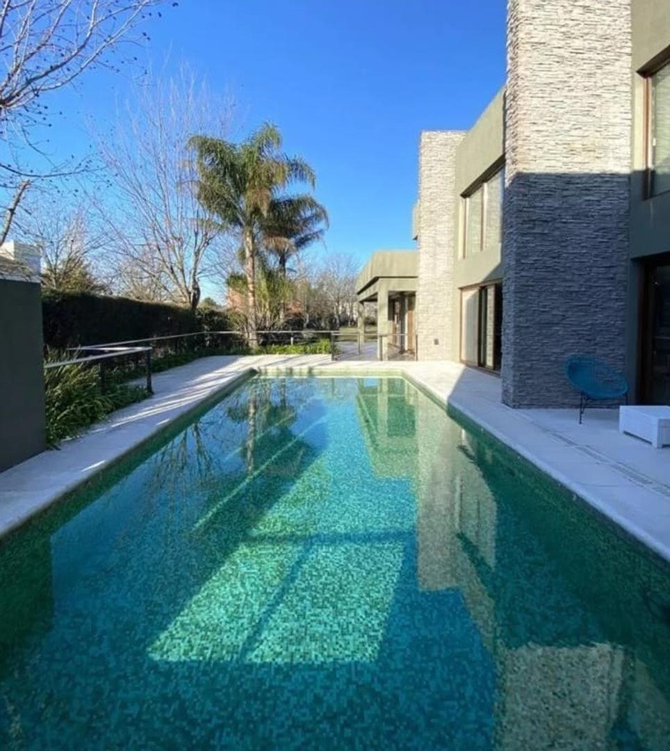 Casa en Venta en Abril Club De Campo, USD 1.200.000