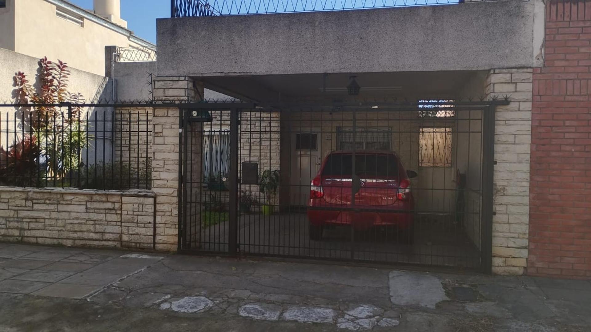 VENTA DE CASA TRES AMB CON COCHERA