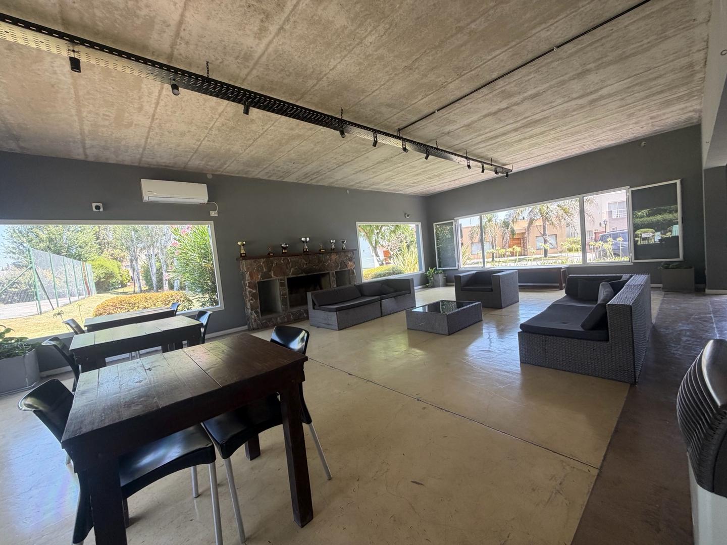 Casa en Venta con 3 cocheras