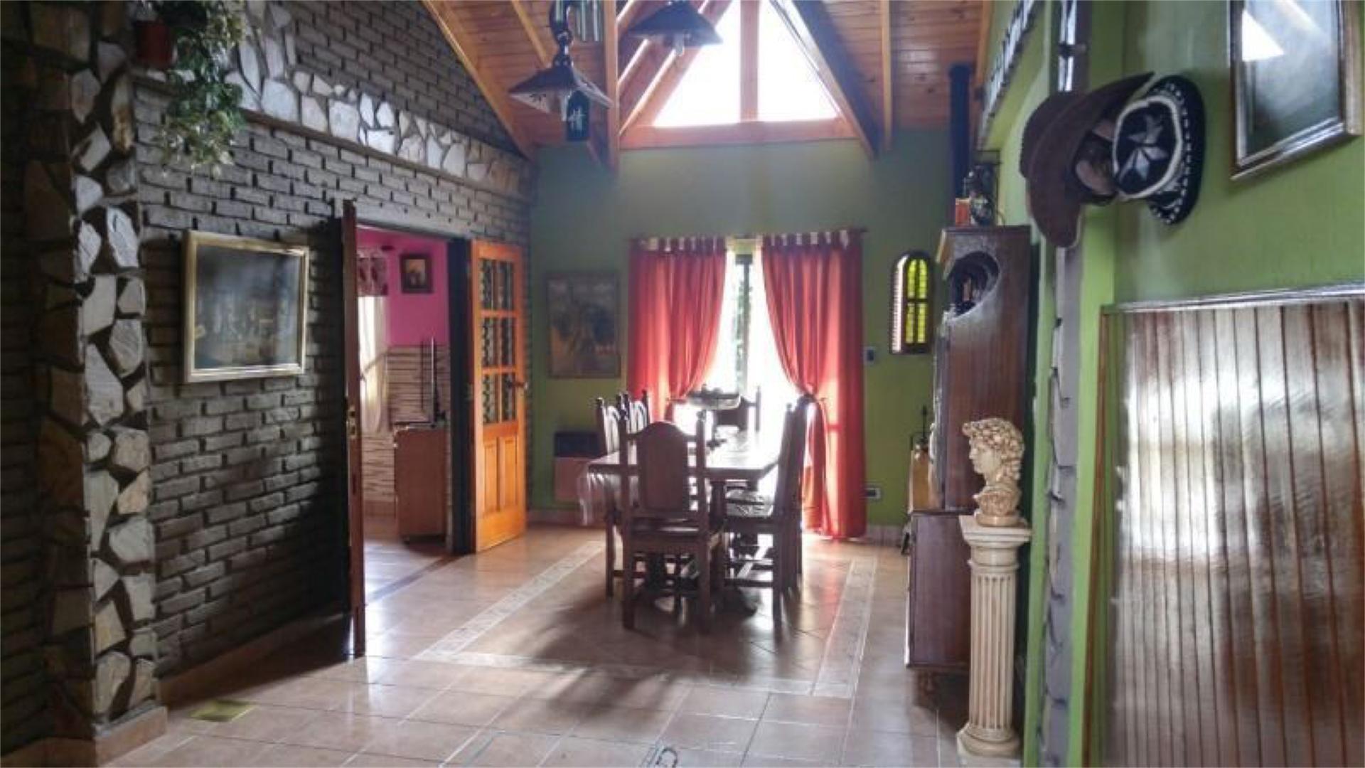 Casa en 2 plantas de 2 dormit. garage, Living, Cocina, Comed