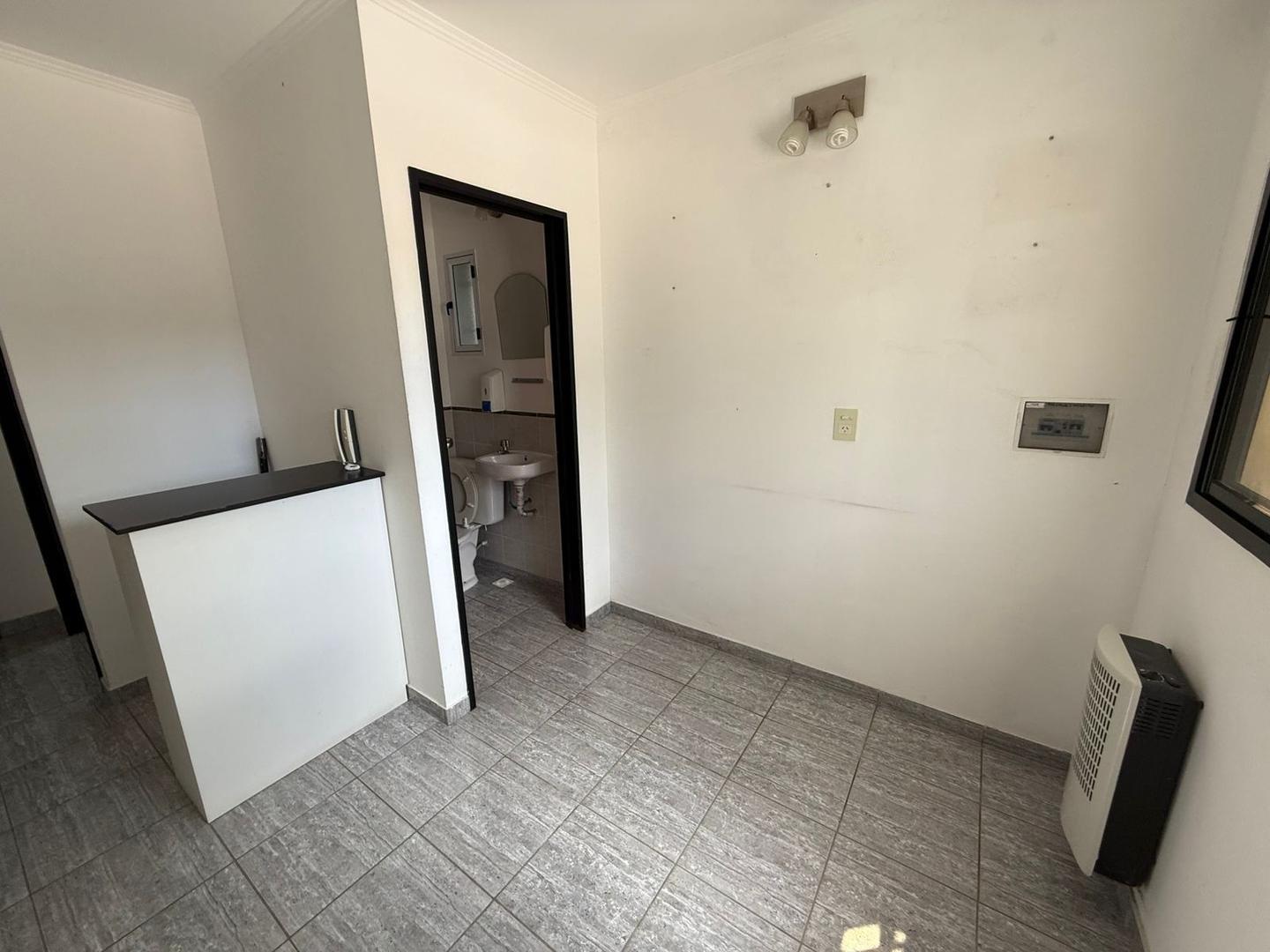 Oficina 4 ambientes con 1 baño