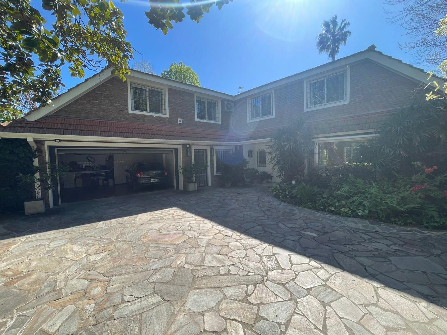 Casa 7 ambientes con 5 baños