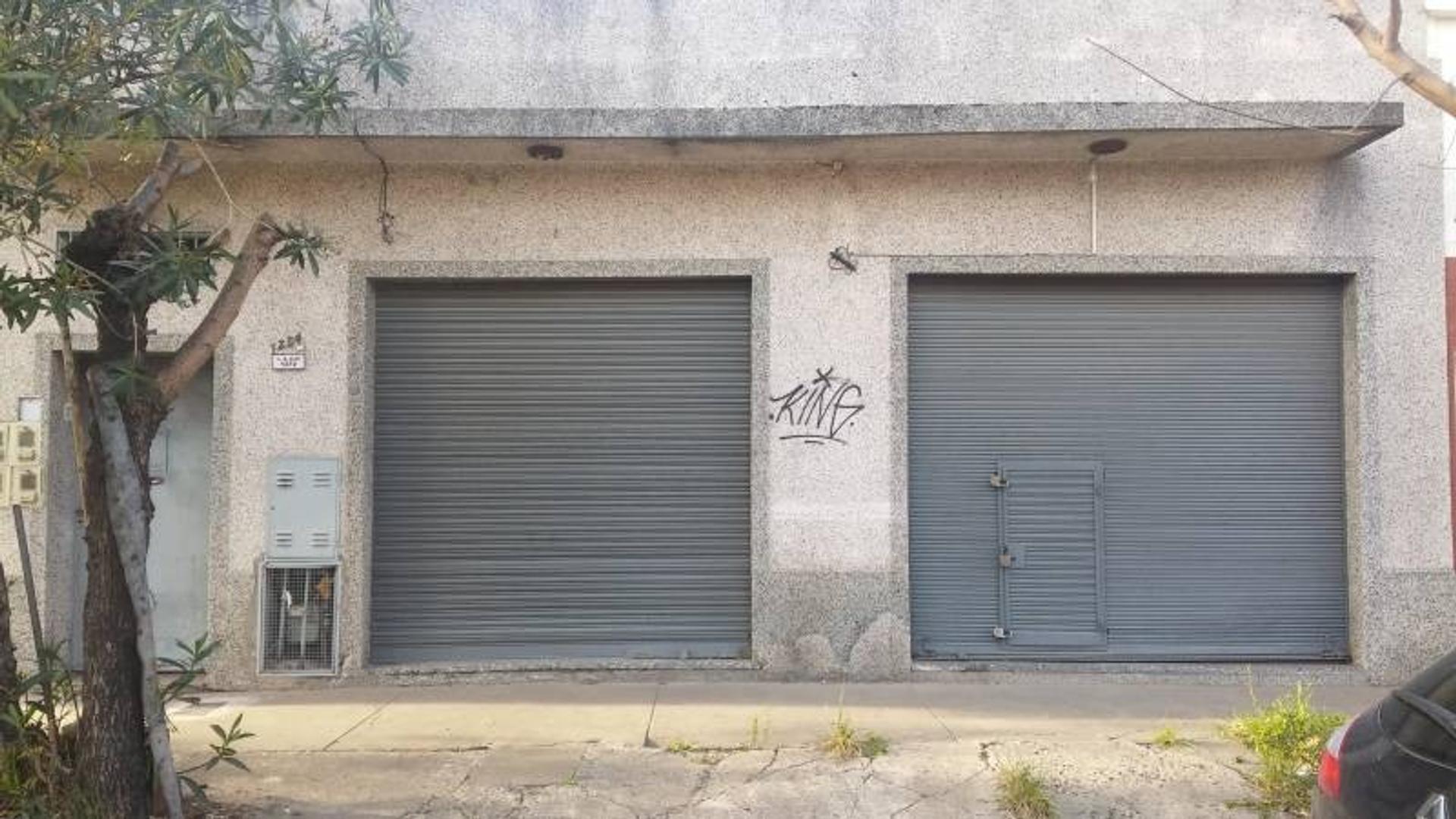 Local con 3 departamentos internos en venta. Bernal Oeste. A