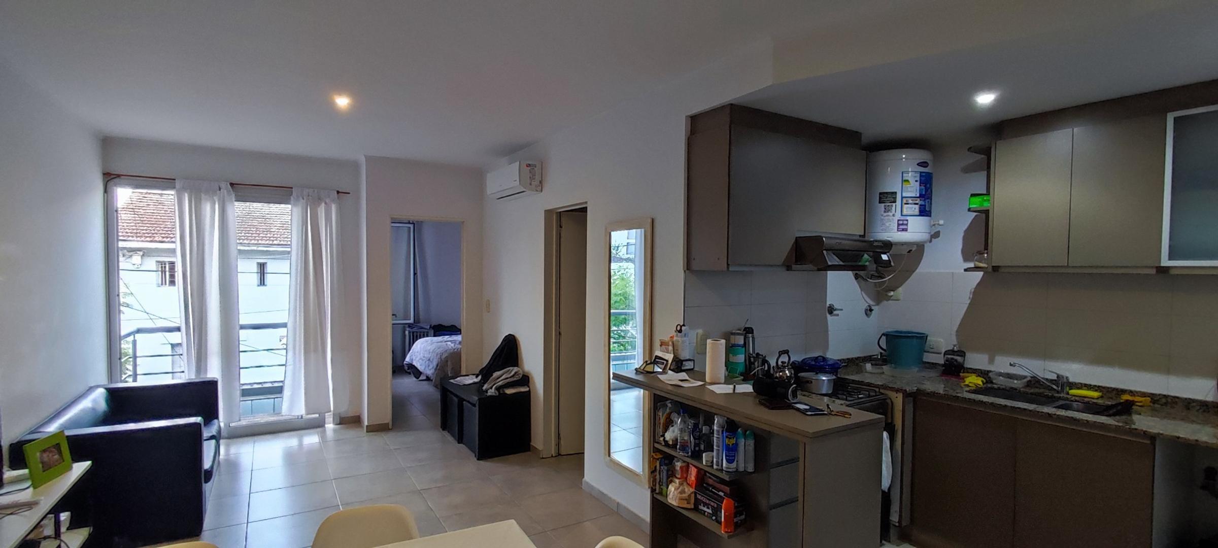 Moderno depto 2 ambientes, primer piso por escalera.