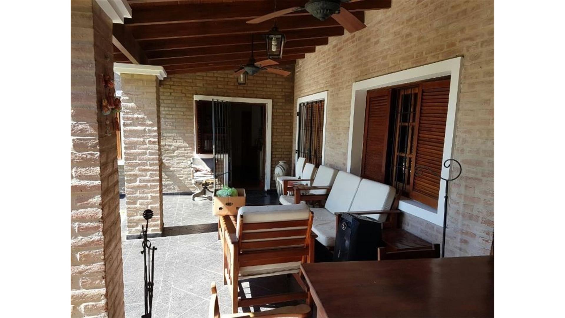 EXCELENTE CASA  - DOS PLANTAS - A 4 CUADRAS DE RECTA MARTINO