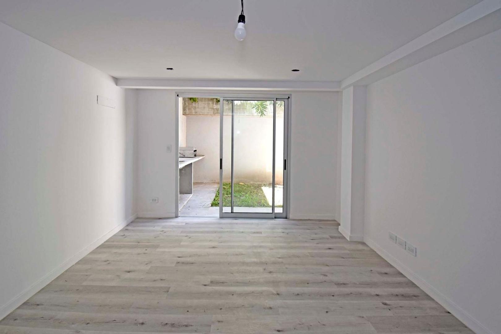 Duplex con jardin propio y cochera