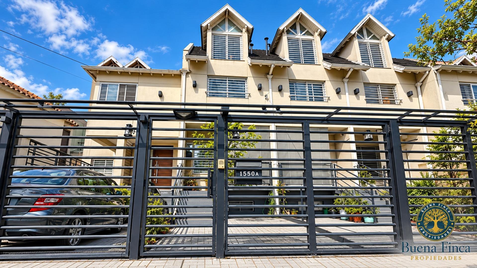 VENTA TRIPLEX- 5 AMBIENTES, 3 BAÑOS, 1 COCHERA