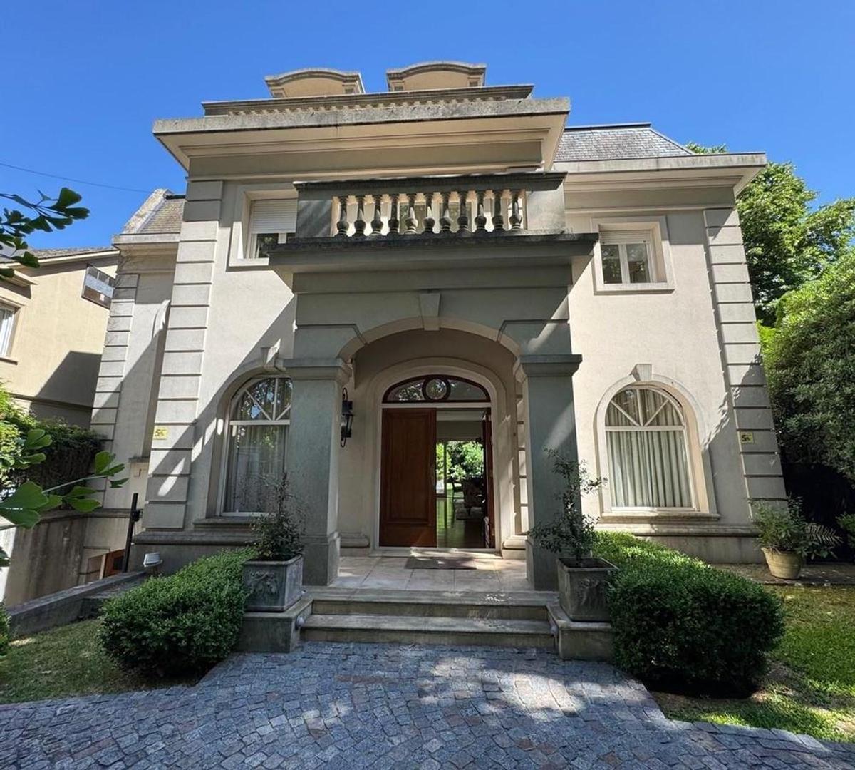 Casa en Venta con 2 cocheras