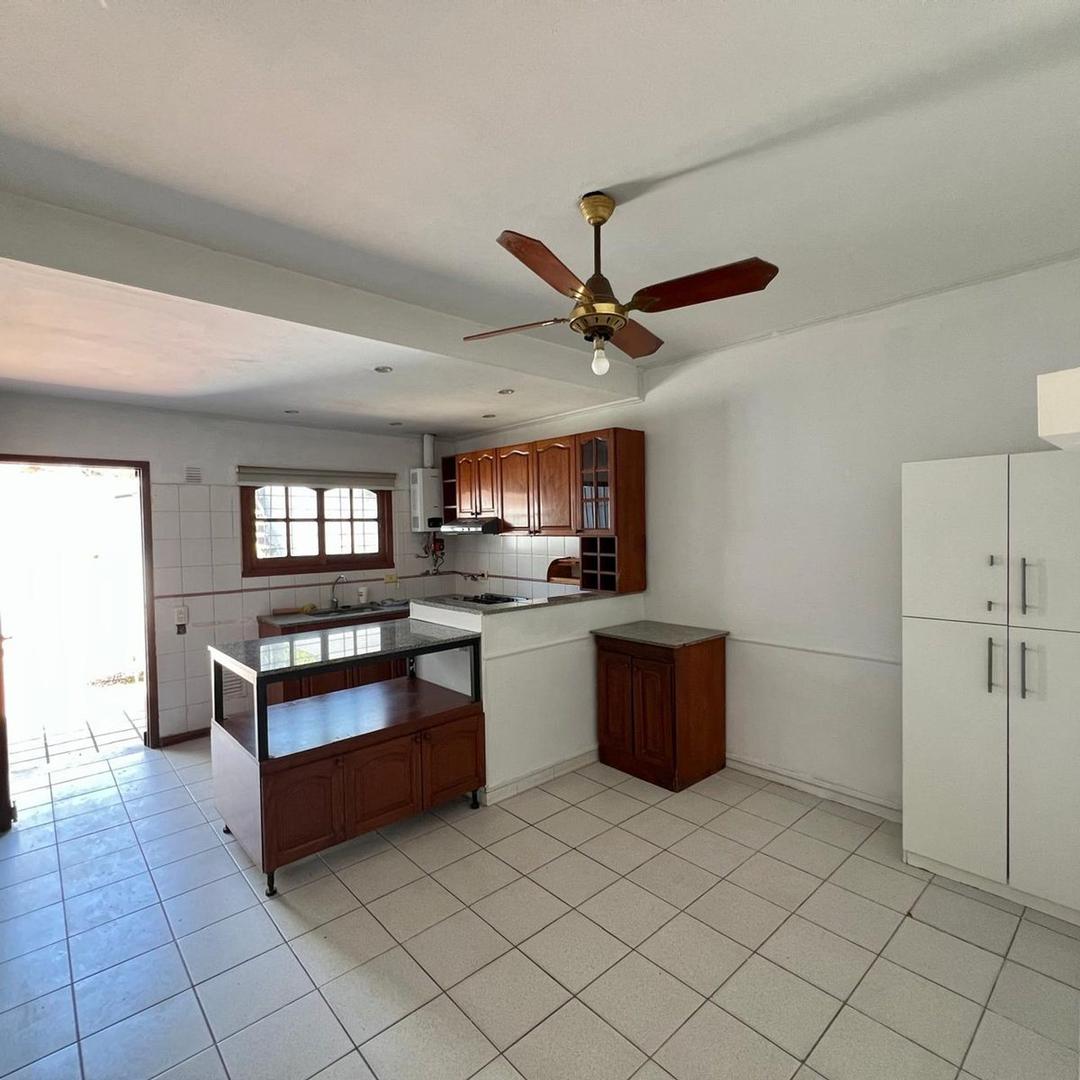 Casa 6 ambientes con 2 baños