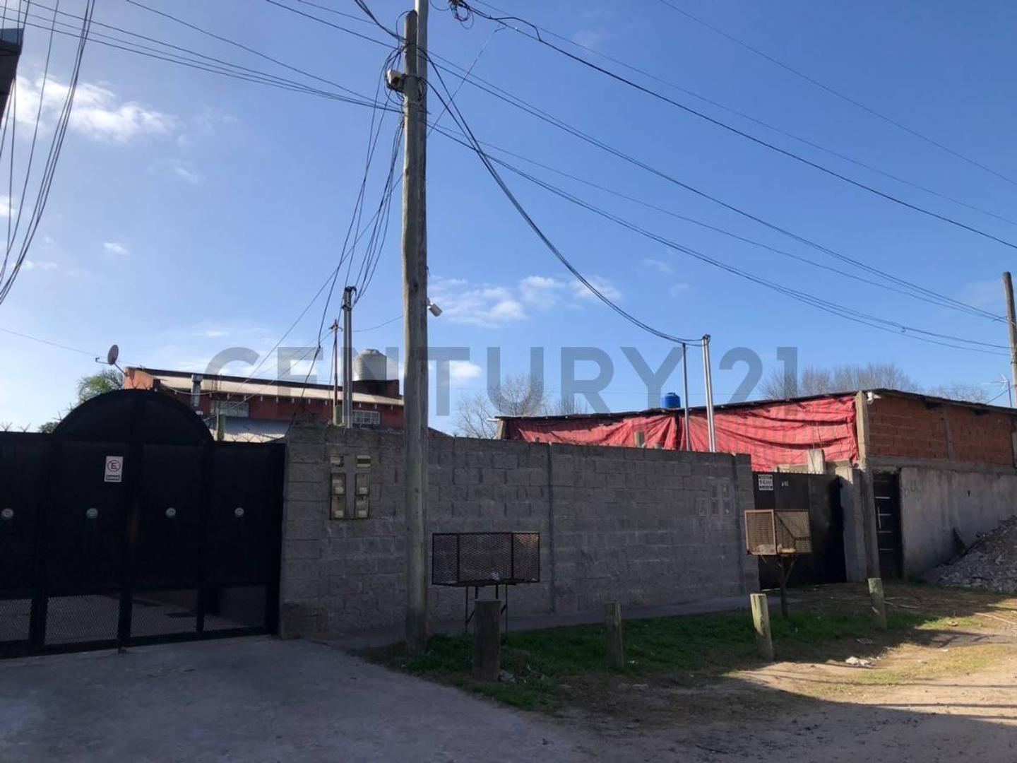 VENTA DE CASA + COMPLEJO DEPARTAMENTOS EN GLEW