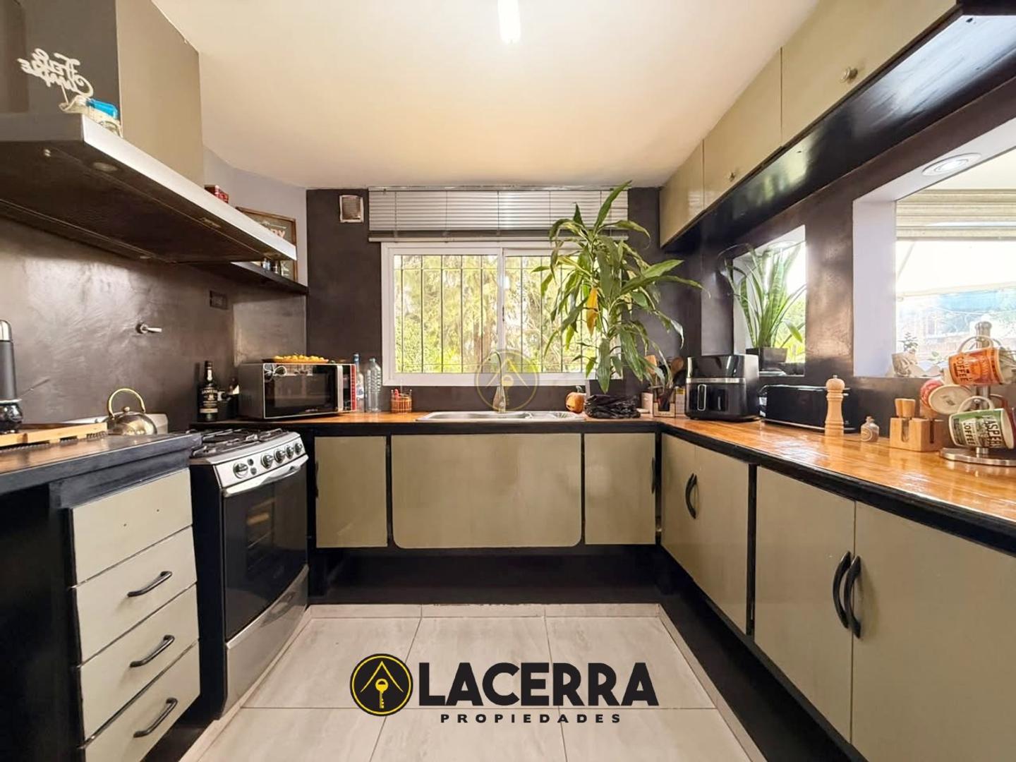 Casa 5 ambientes con parque en Villa Ballester