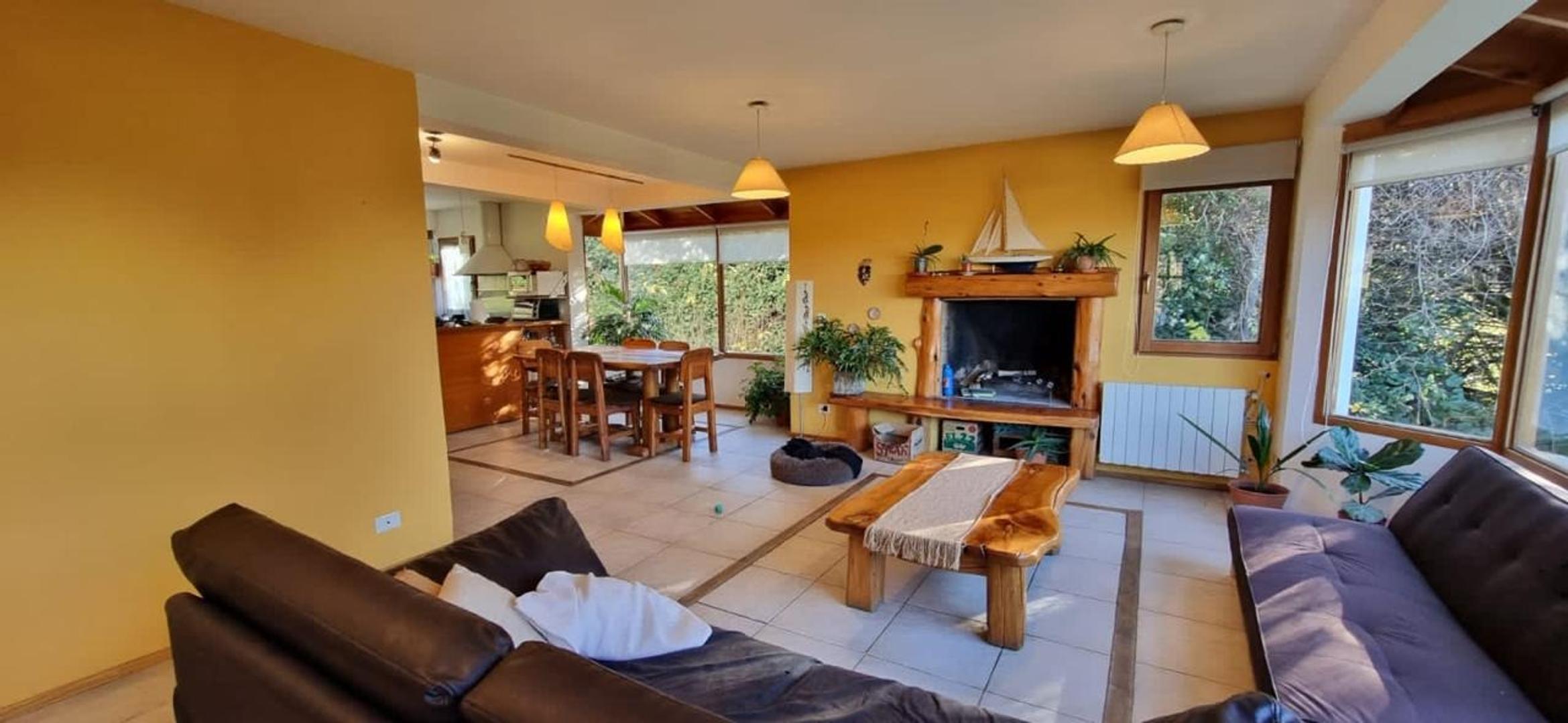 Amplia casa con excelente ubicación, construcción y vista