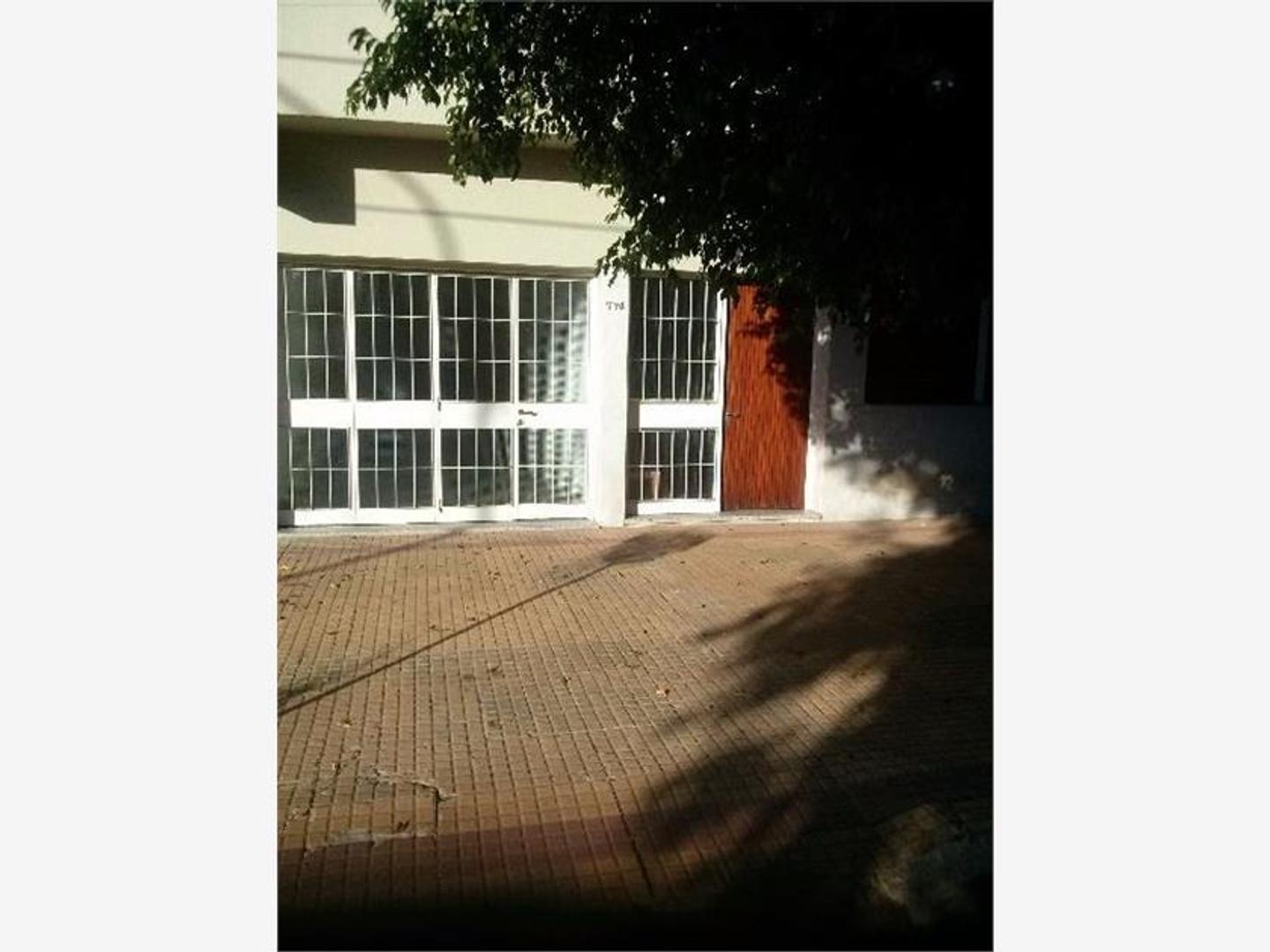 CASA DE 3 DORMITORIOS MAS CONSULTORIO MAS DEPARTAMENTO