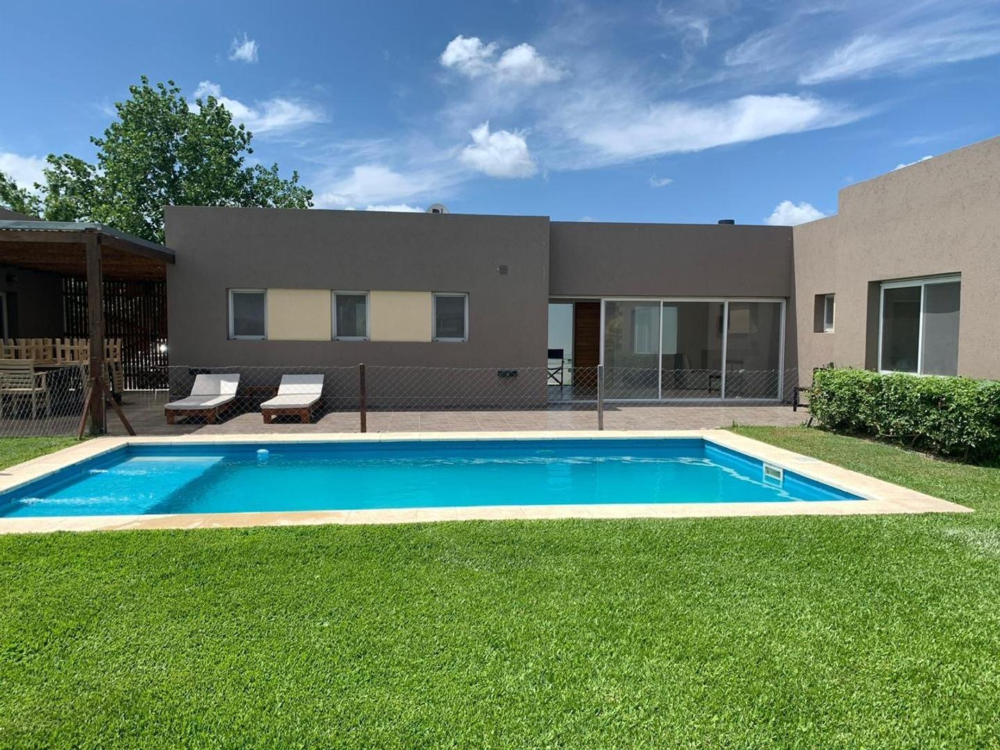 Casa en Alquiler Temporal en El Cantón - Barrio Golf, USD 2.800