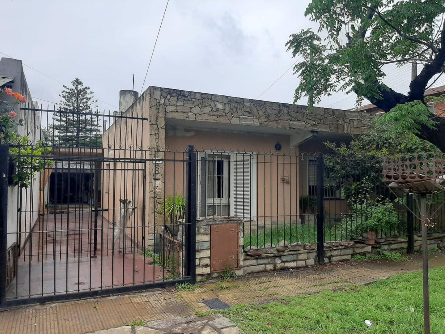 Casa en venta 4 ambientes en Castelar a reciclar