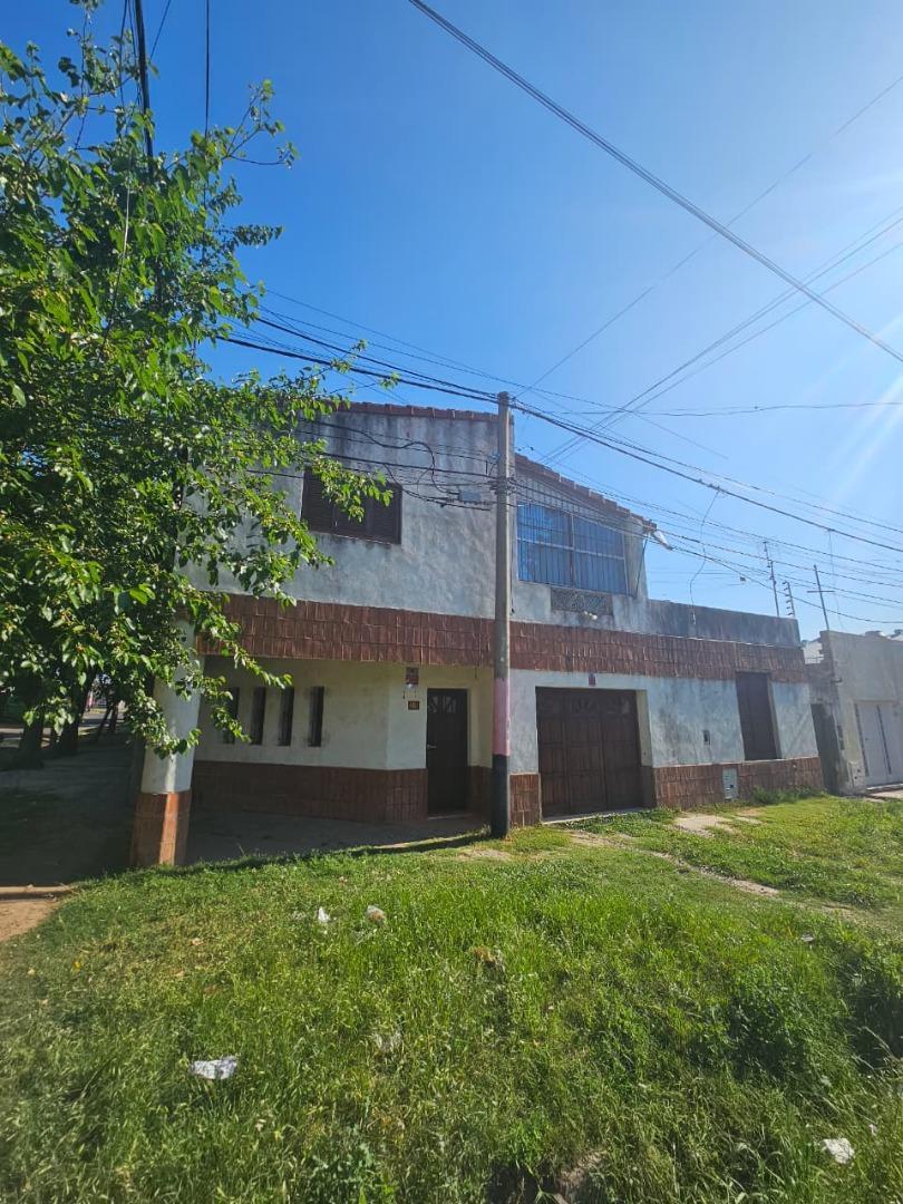 CASA 4 DOMITORIOS - COCHERA, REFORMADA