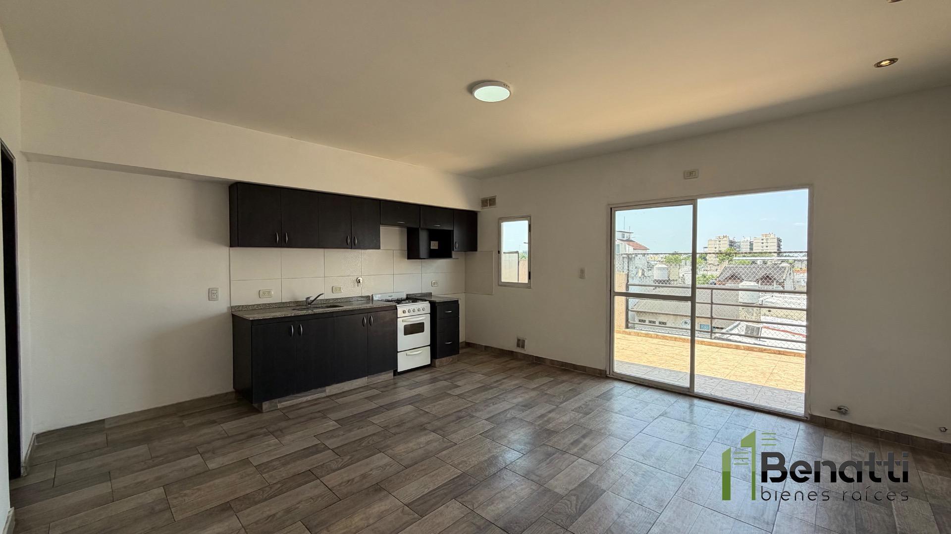 Dpto 4 amb en 3er piso por escalera. Balcón terraza propio