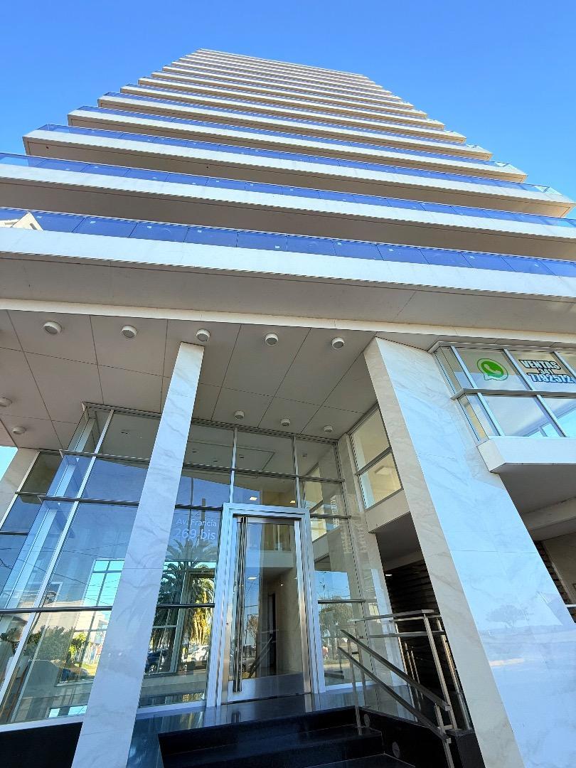 Departamento de 3 dormitorios con 2 cocheras y amenities