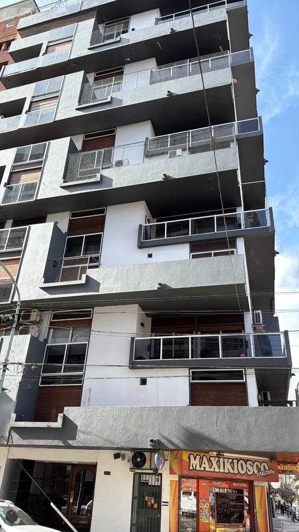 Departamento de 3 ambientes con cochera cubierta en el centro de Quilmes.