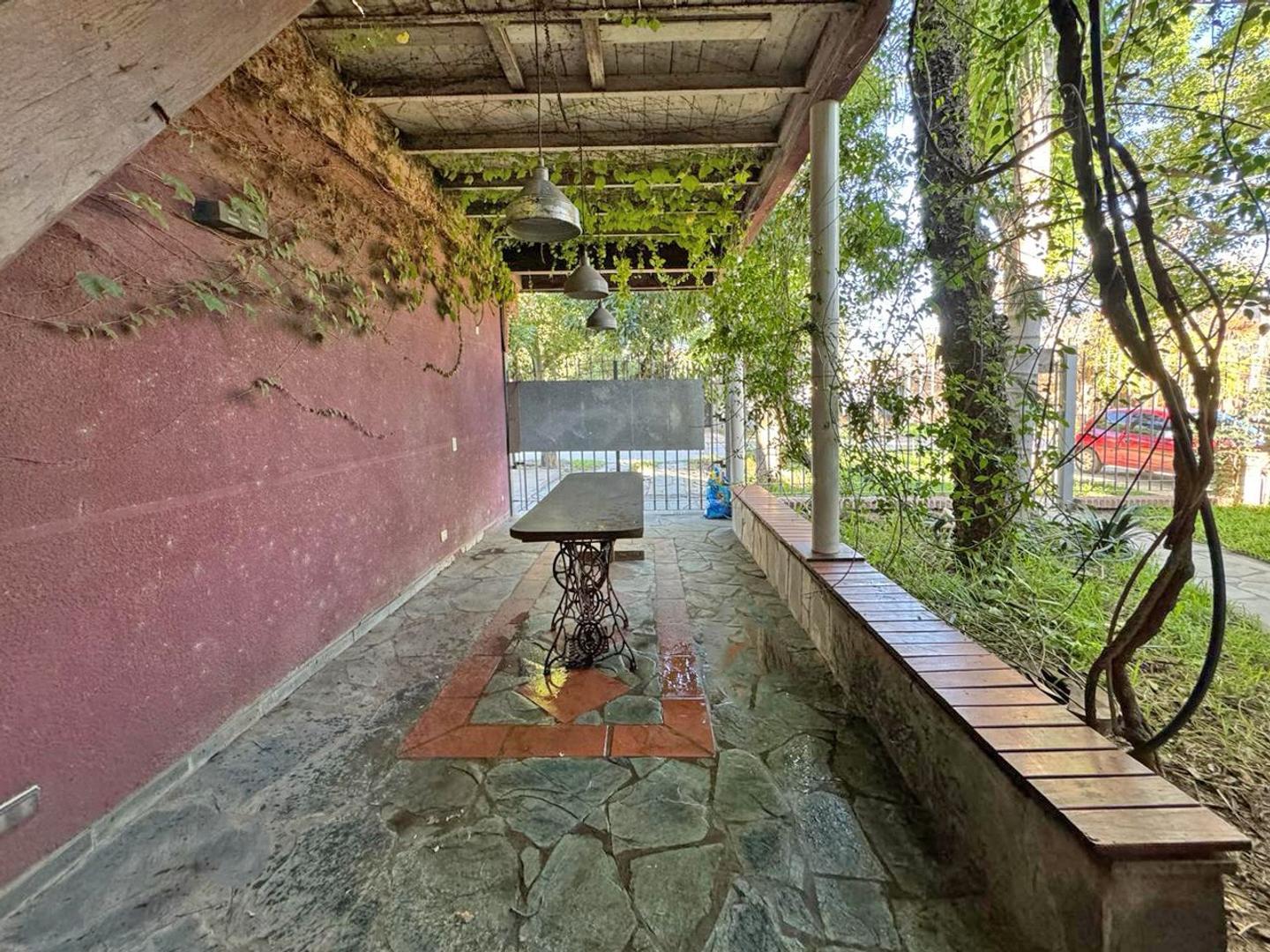 Casa en Venta con 2 cocheras