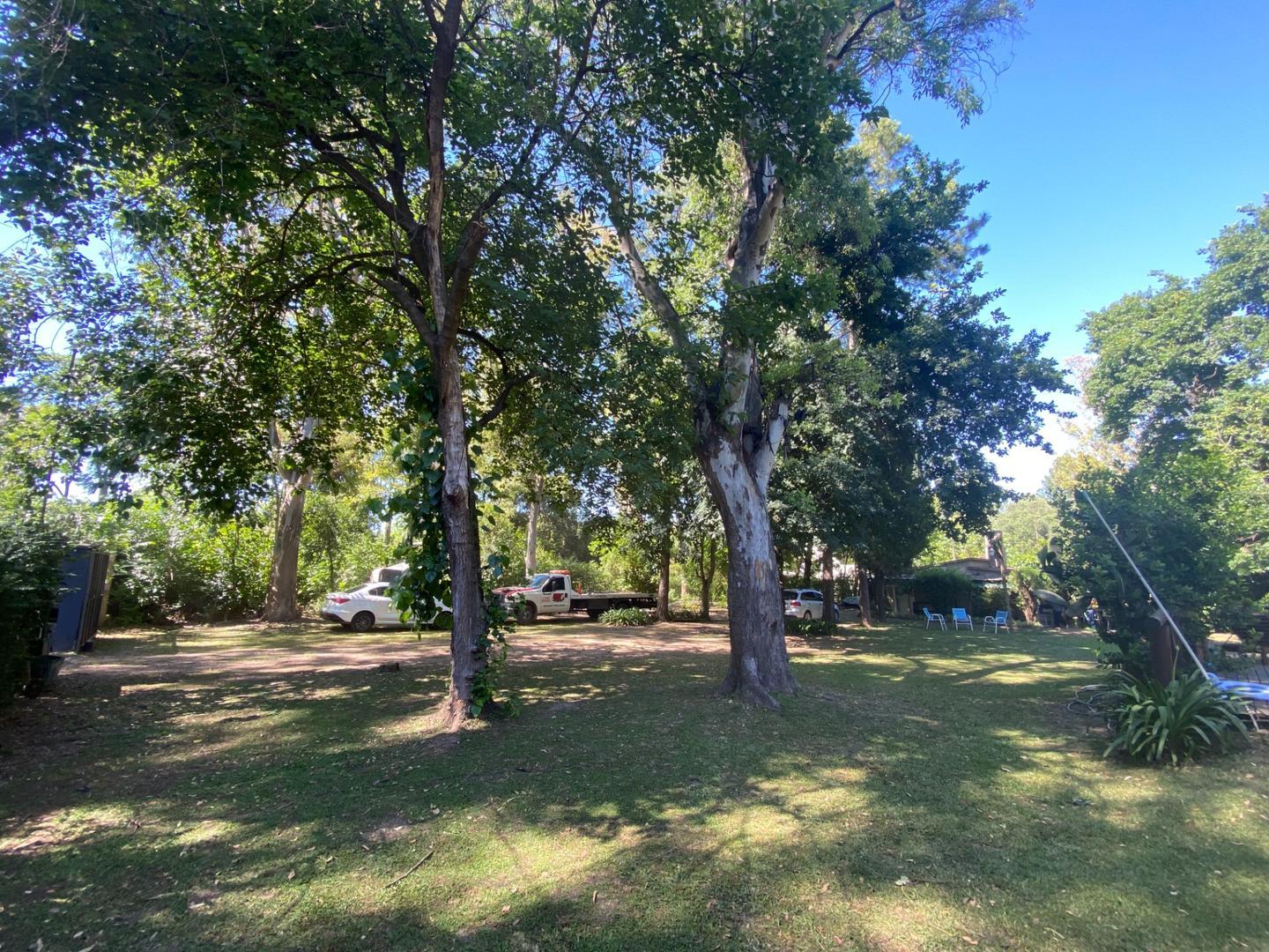 Casa quinta en Barrio la Florida con amplio parque y pileta!