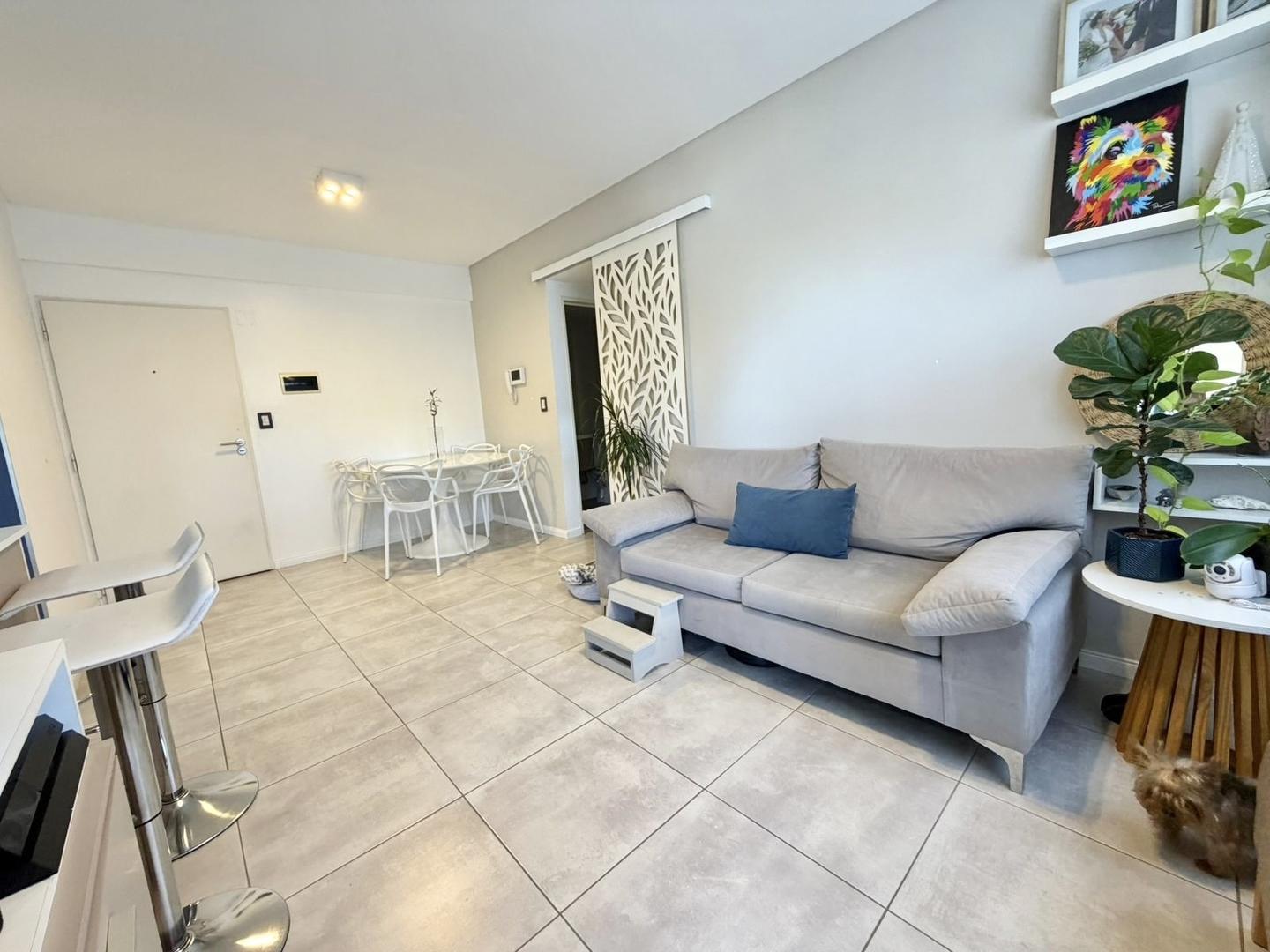 Impecable departamento 2 ambientes con cochera.