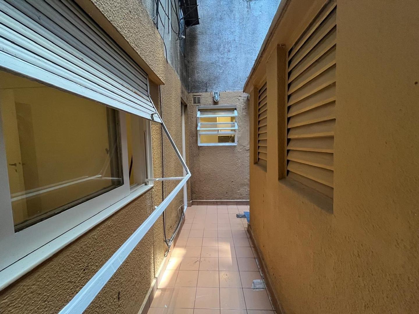 Dos ambientes con pequeño patio | Recoleta