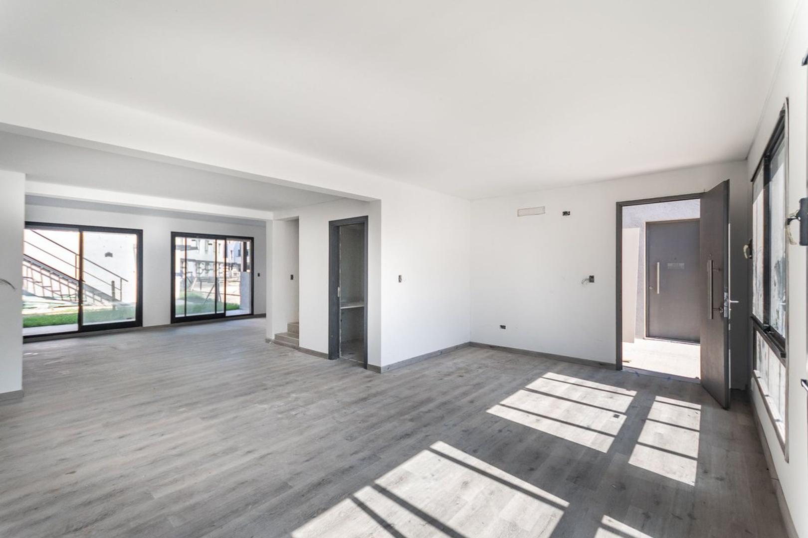 Venta depto. 4 amb. , cochera y jardin. Nordelta