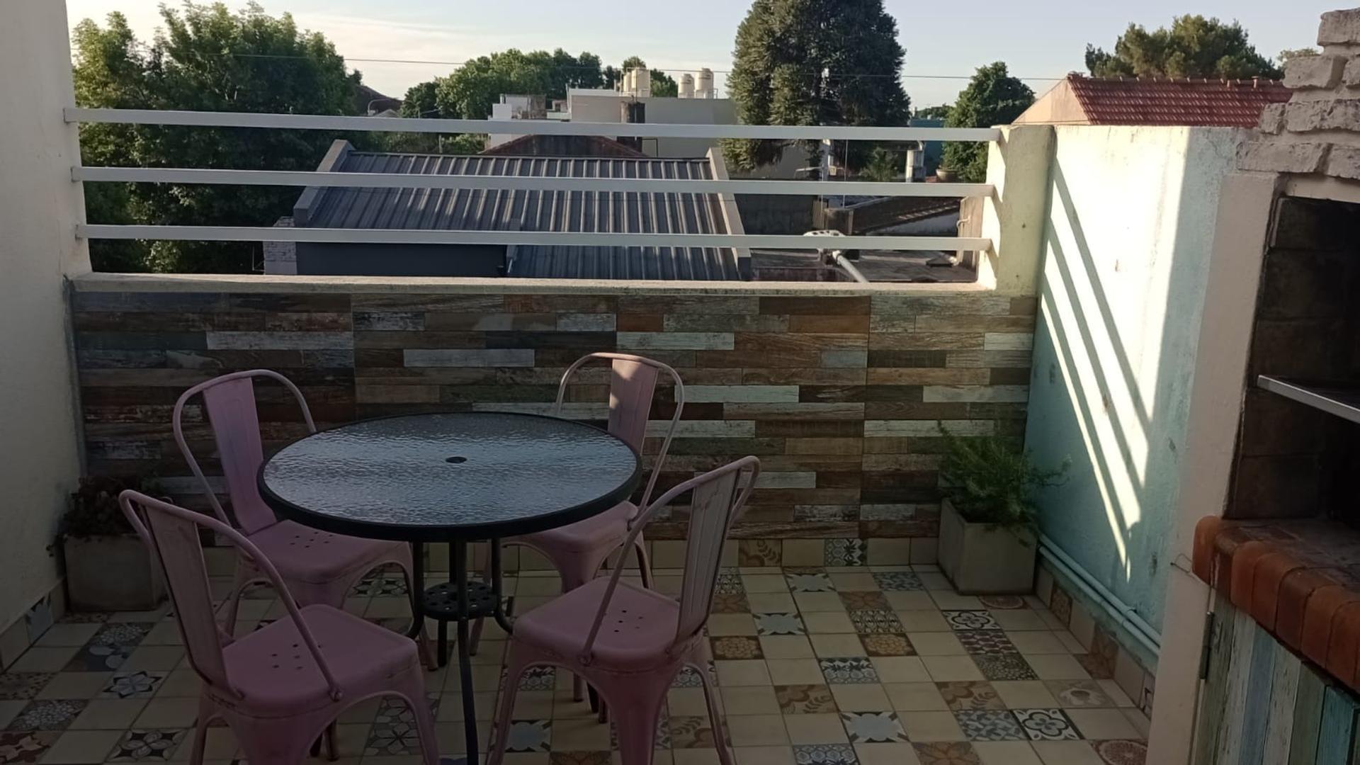 AMOBLADO!  3 amb por escalera, patio, parrilla, lavadero