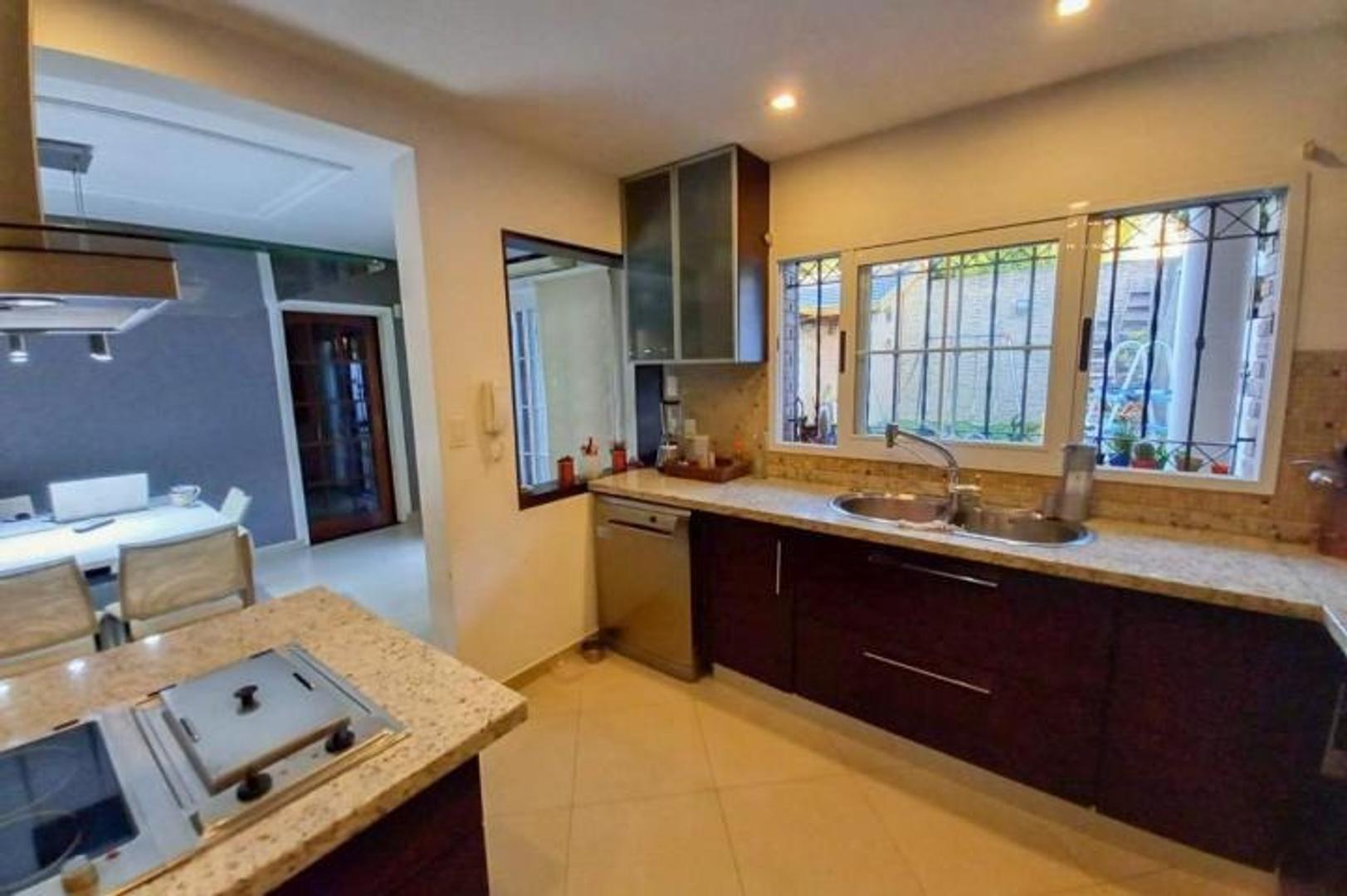 Casa 4 ambientes con 5 baños