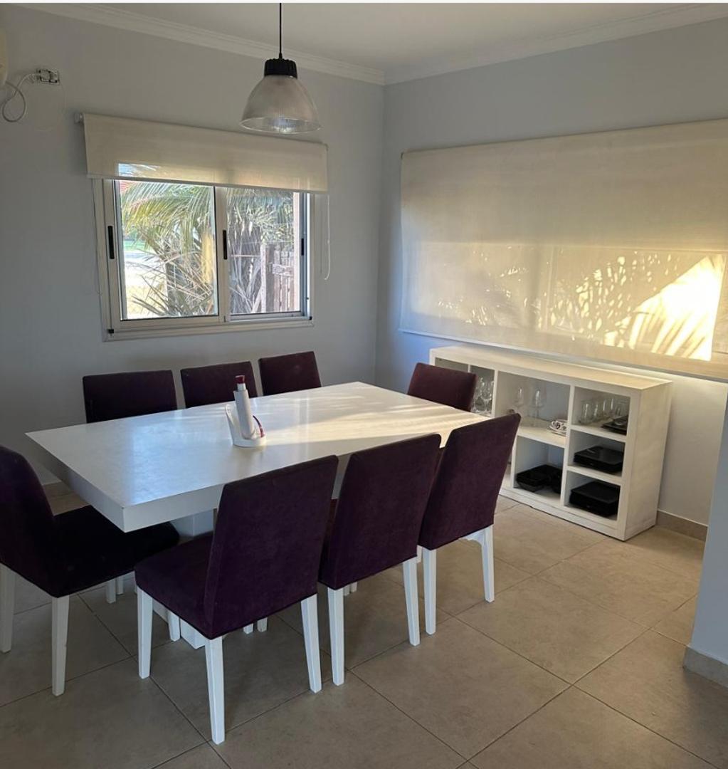 Casa en Alquiler con 4 cocheras