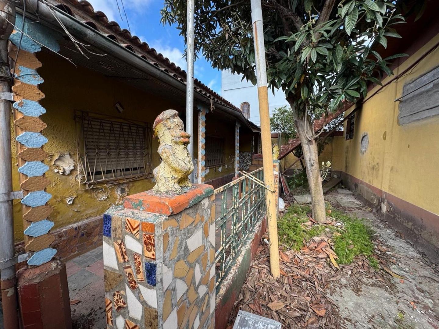 EN VENTA CASA DE 3 AMB CON DOS LOCALES.OPORTUNIDAD.