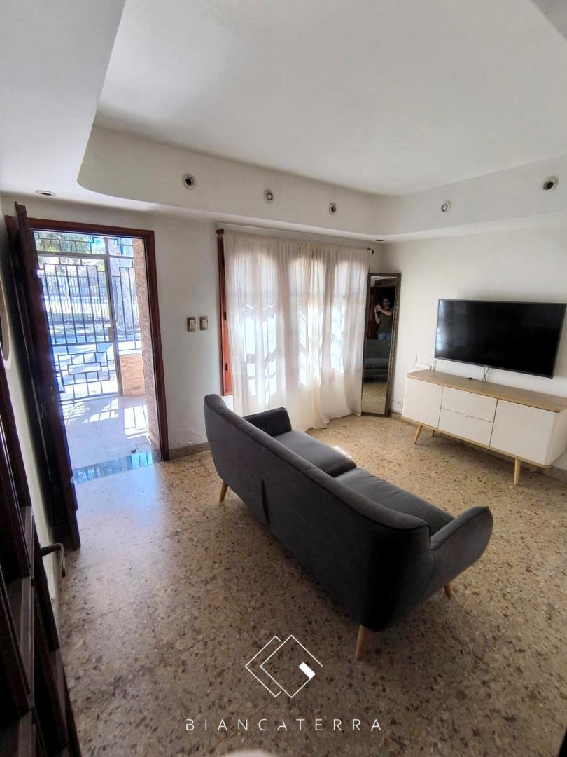 Casa en Alquiler con 1 cochera