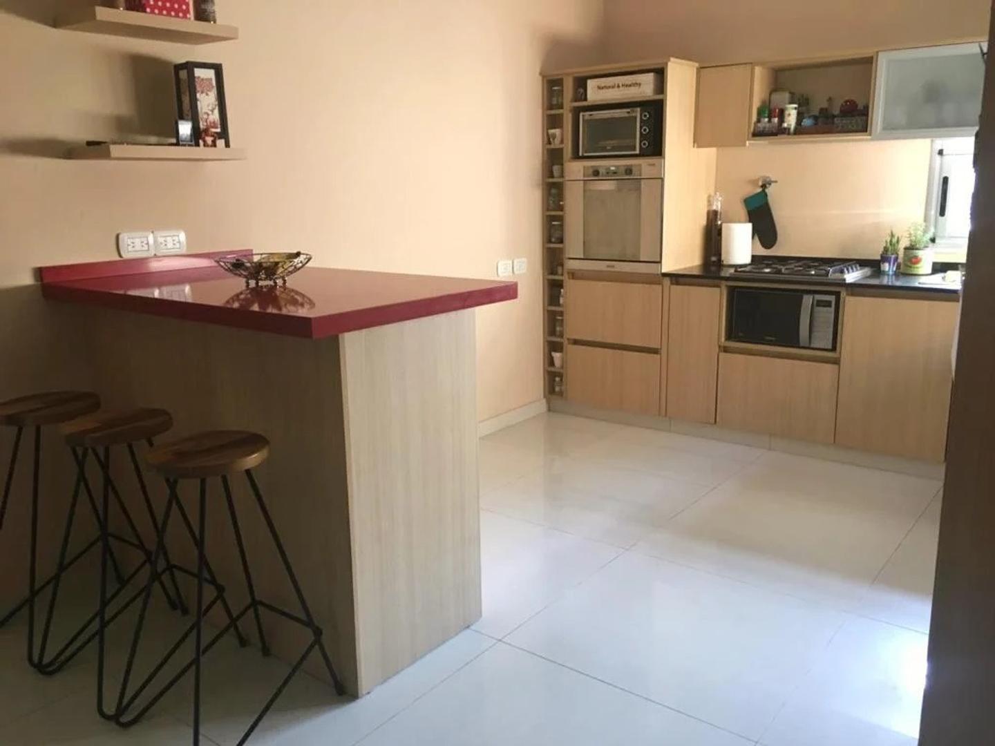 Casa 4 ambientes con 2 baños