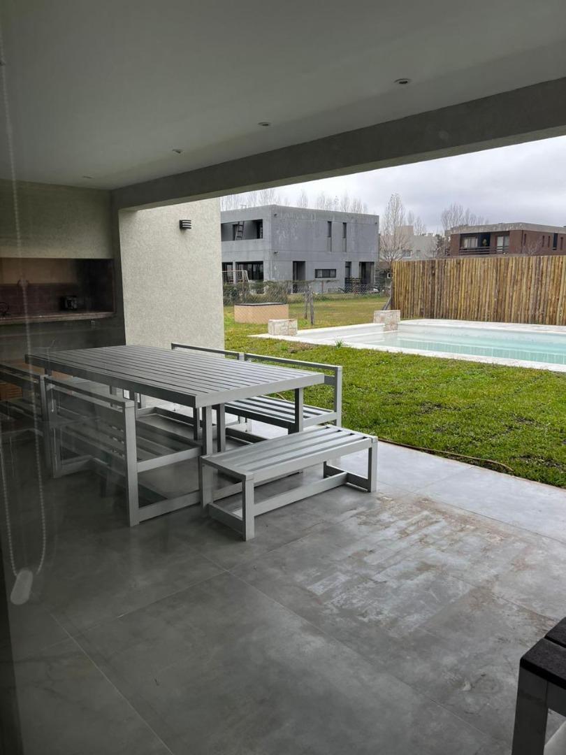 Casa 4 ambientes con 3 baños