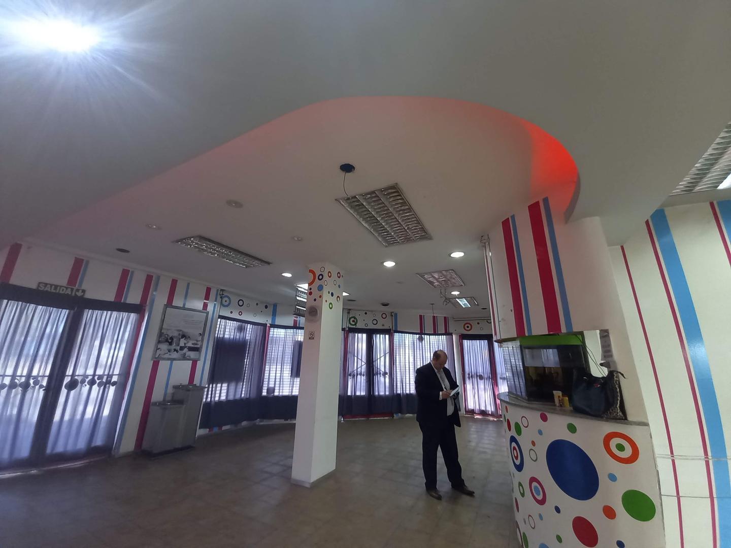 VENDO LOCAL ESQUINA 27 DE FEBRERO Y MATIENZO