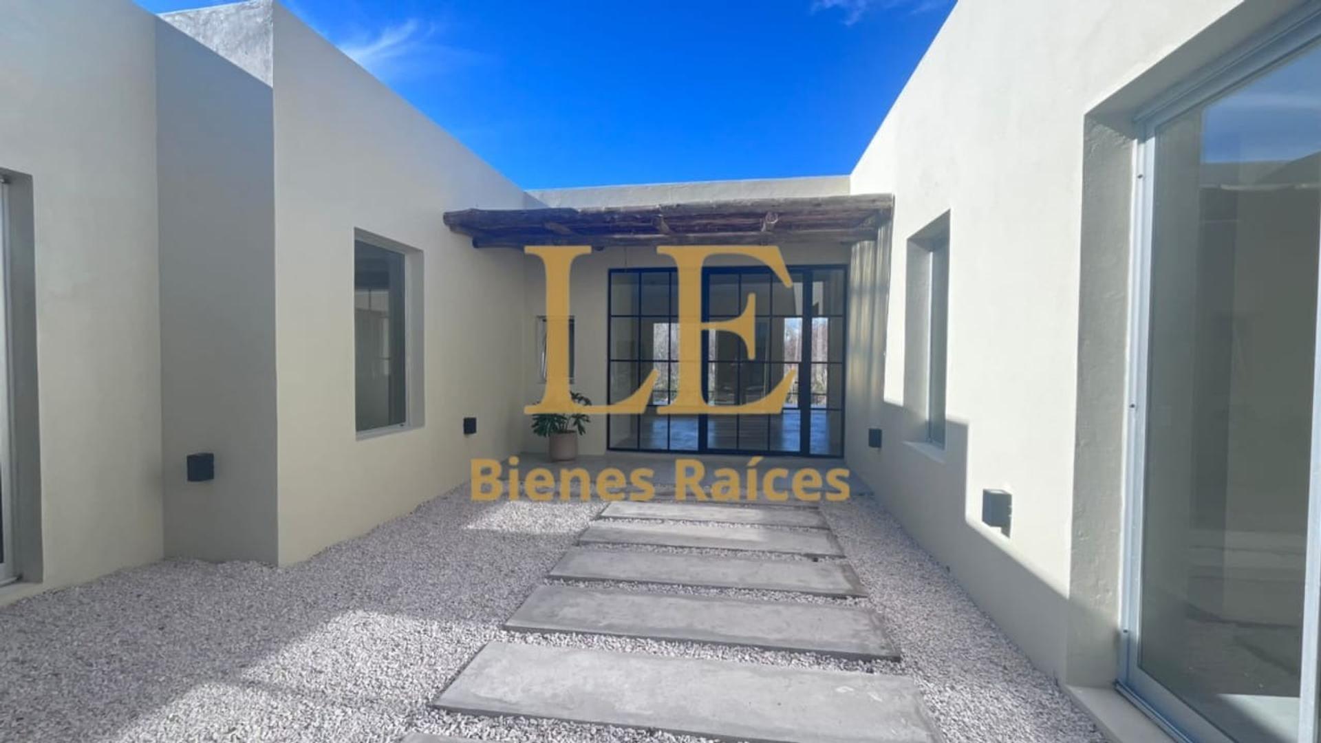 Casa en Venta con 4 cocheras