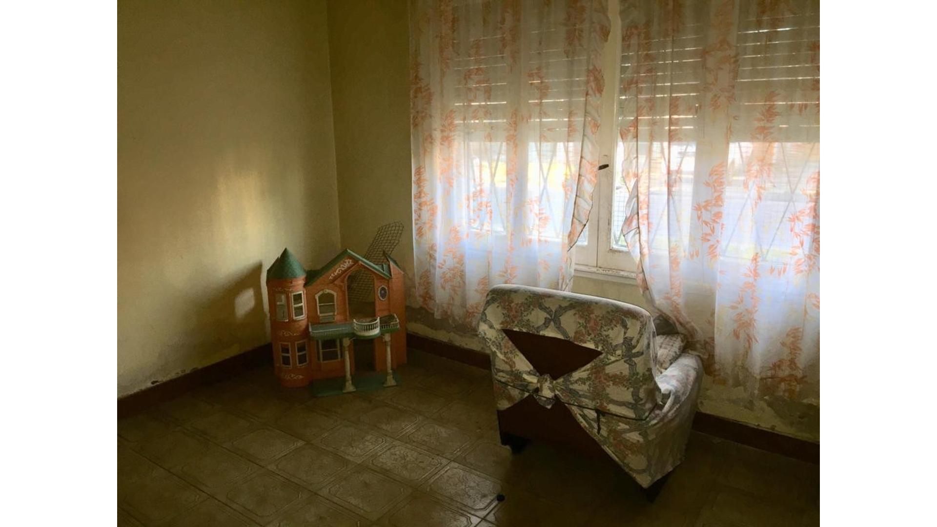 CASA DE 4/5 AMBIENTES CON GARAJE Y FONDO LIBRE "APTO CREDITO