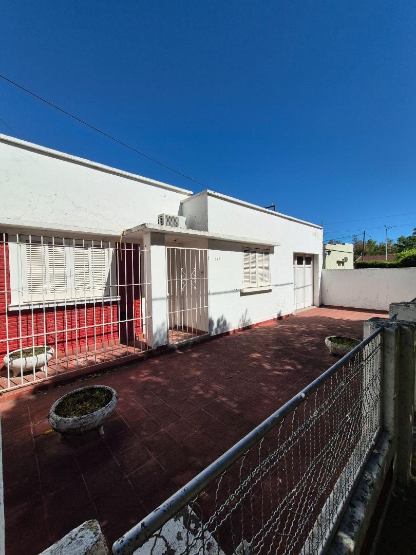 Casa en La Emilia frente a la plaza principal