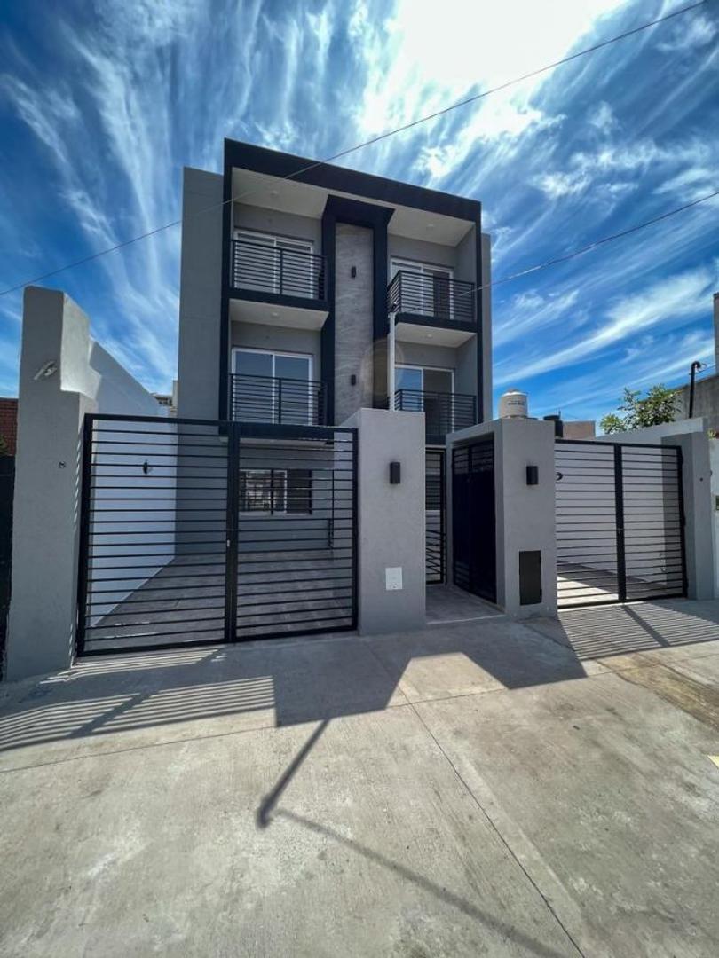 DEPARTAMENTO SEMIPISO AL FRENTE CON COCHERA Y PATIO