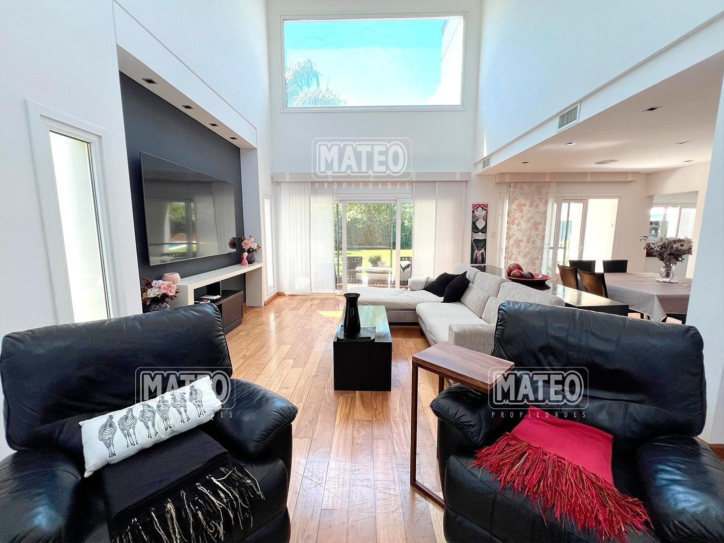 Casa en Venta con 2 cocheras