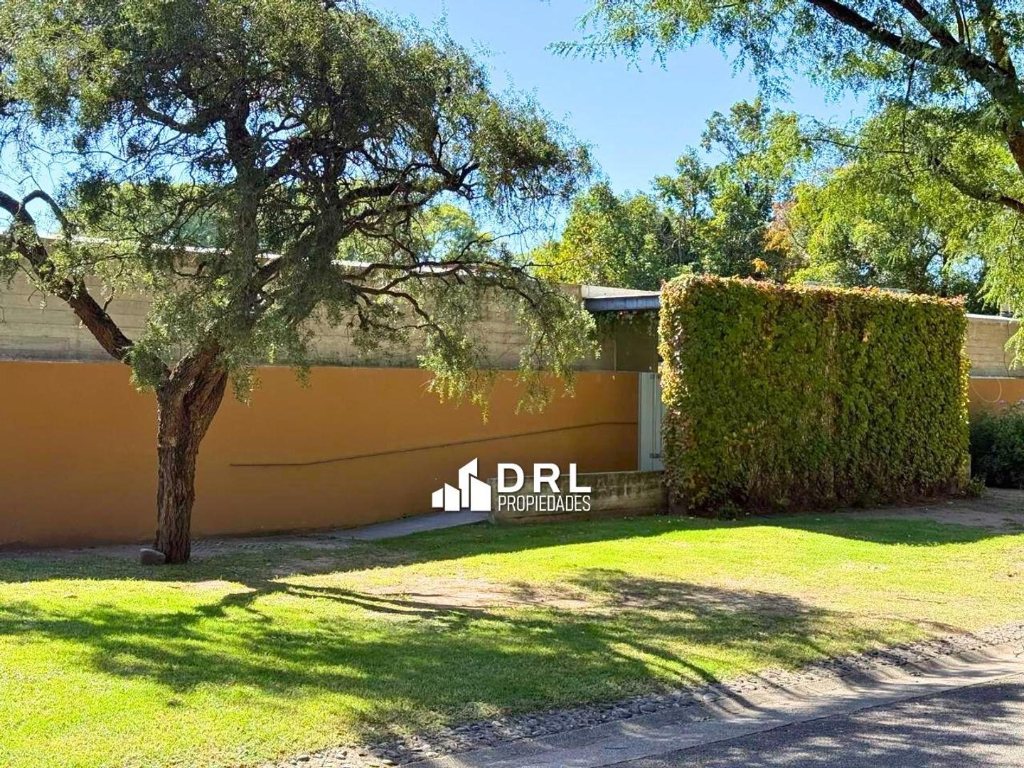 Casa en Alquiler con 2 cocheras