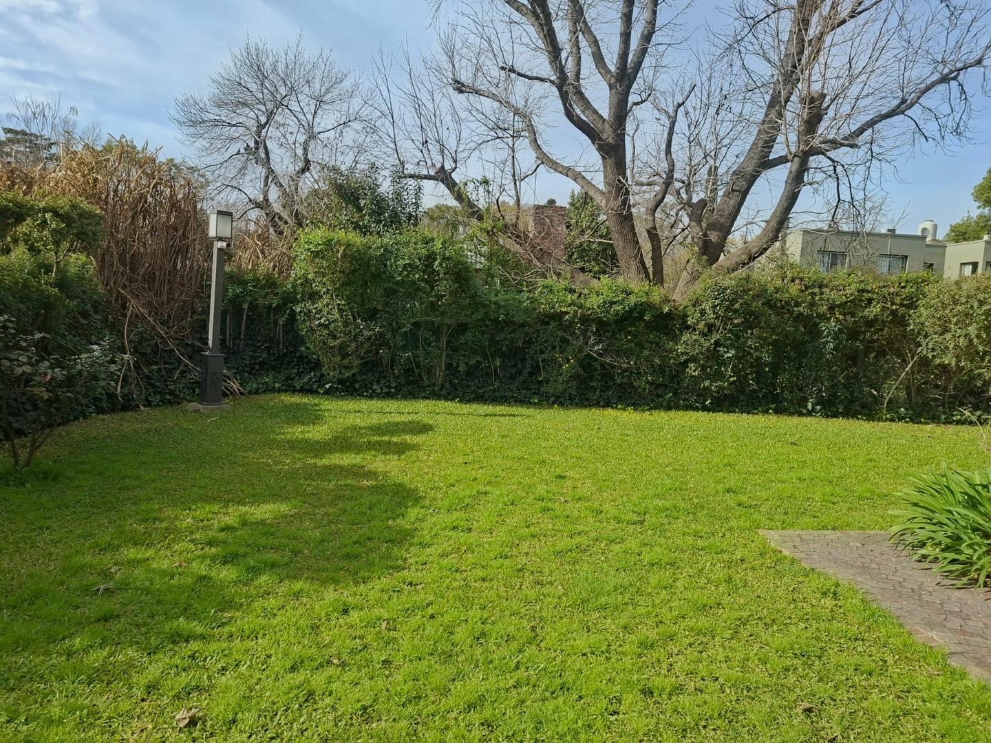 Casa en Venta con 3 cocheras