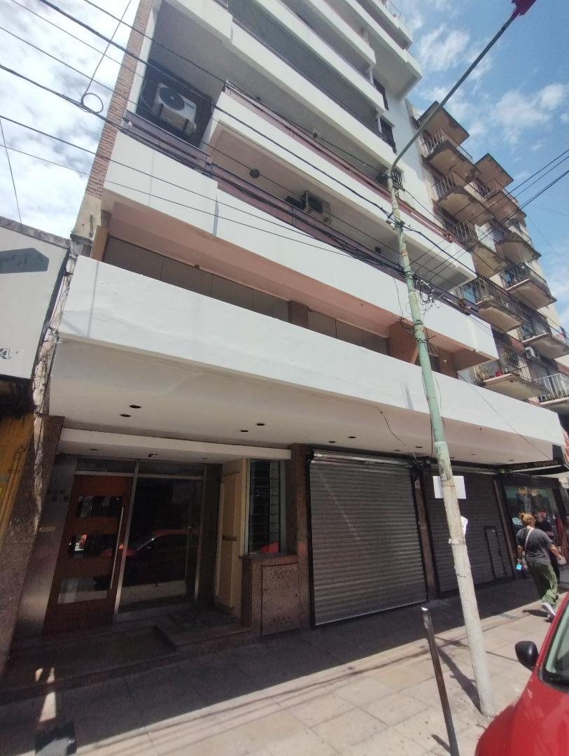 SEMIPISO 5 AMBIENTES CON DOBLE COCHERA Y PATIO MORON CENTRO