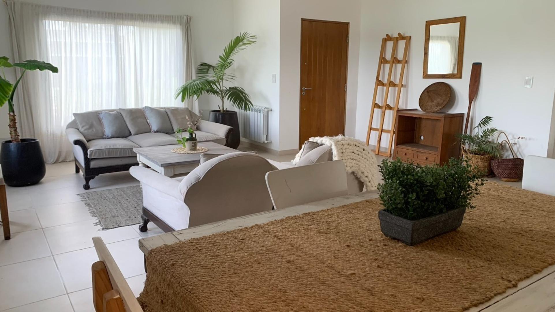 Casa en Alquiler con 3 cocheras