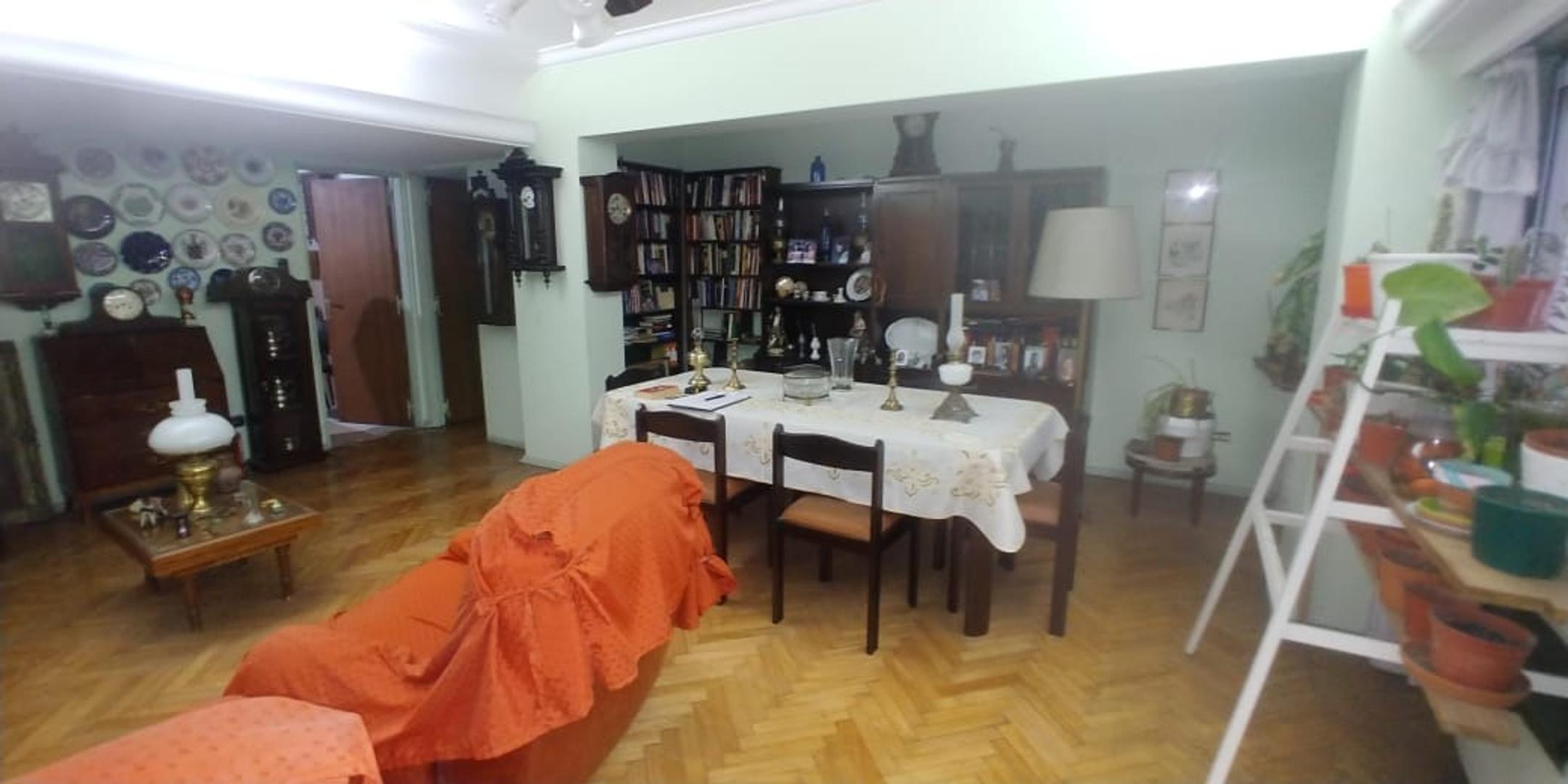 Excelente departamento 4 ambientes. Muy amplio piso alto.