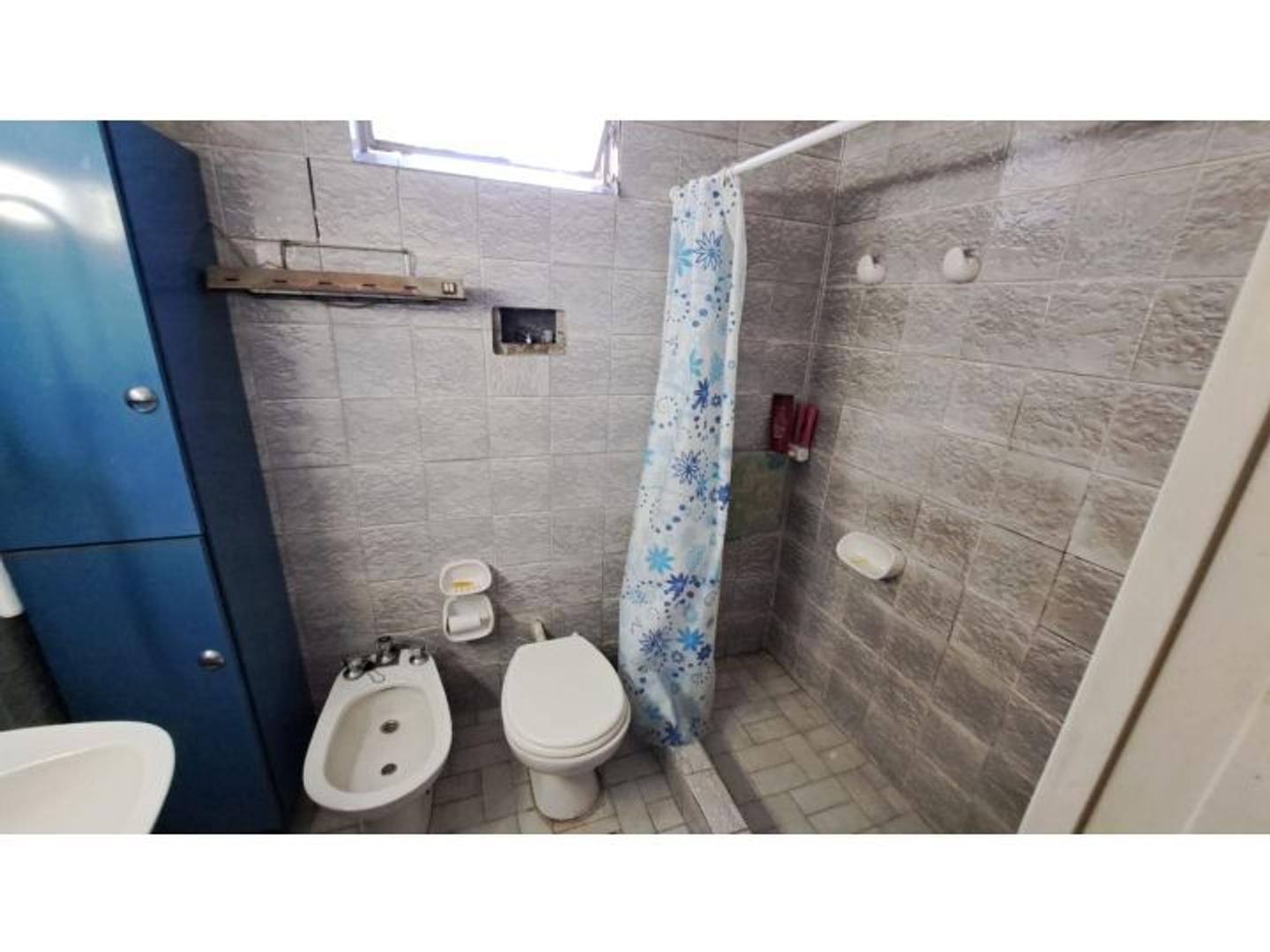 CASA EN LOTE PROPIO DE 8,66X21, EXCELENTE UBICACIÓN Y COMODIDADES, Piedrabuena 4600 - Villa Lug...